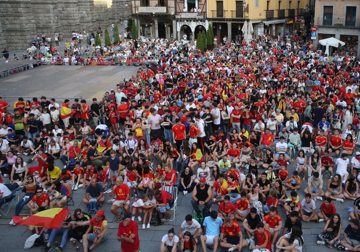 Cientos de personas ven el partido de España ante Francia en la plaza del Azoguejo.