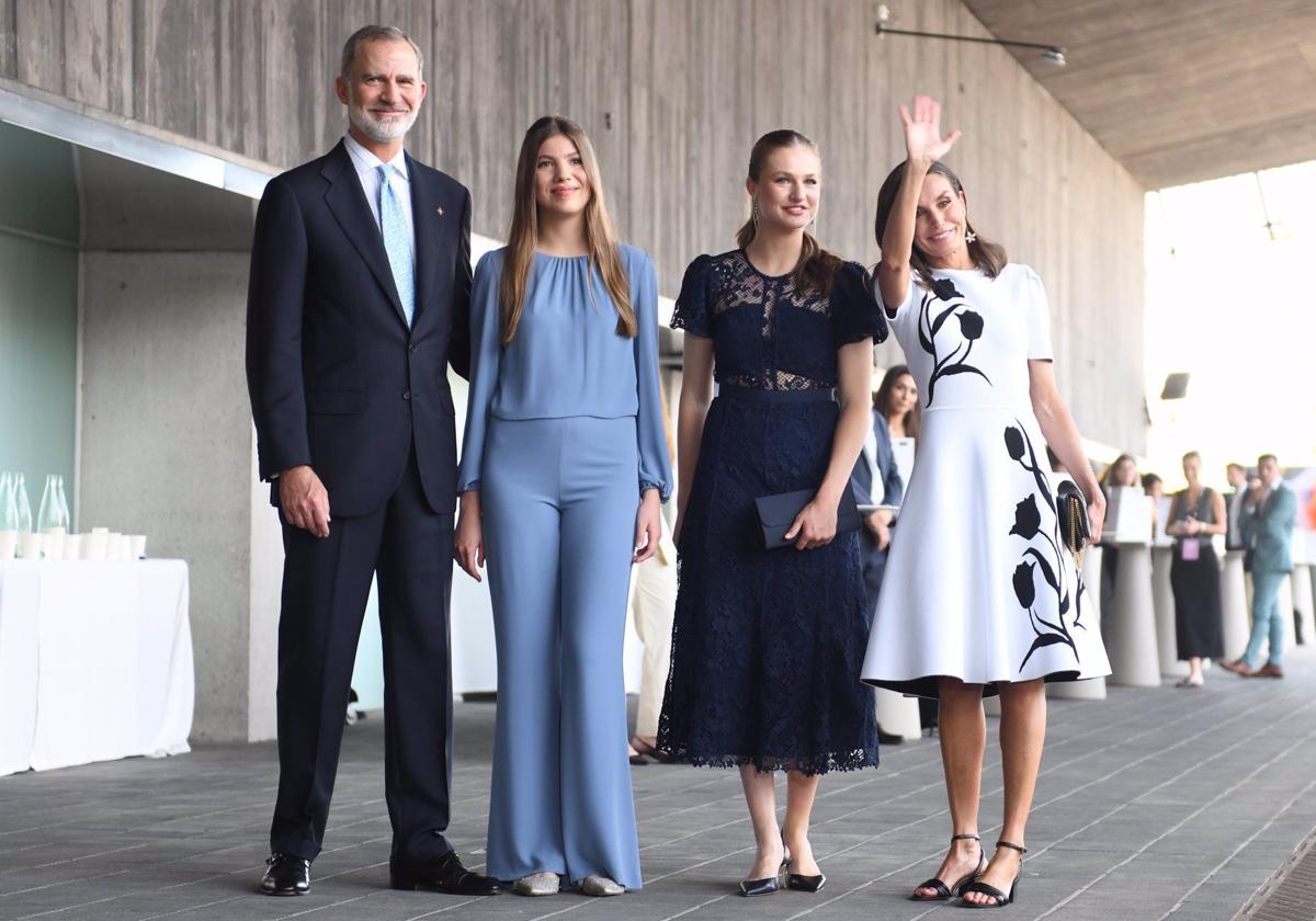 Los Reyes de España junto a sus hijas, la princesa Leonor y la infanta Sofía, en los Premios de Girona 2024.