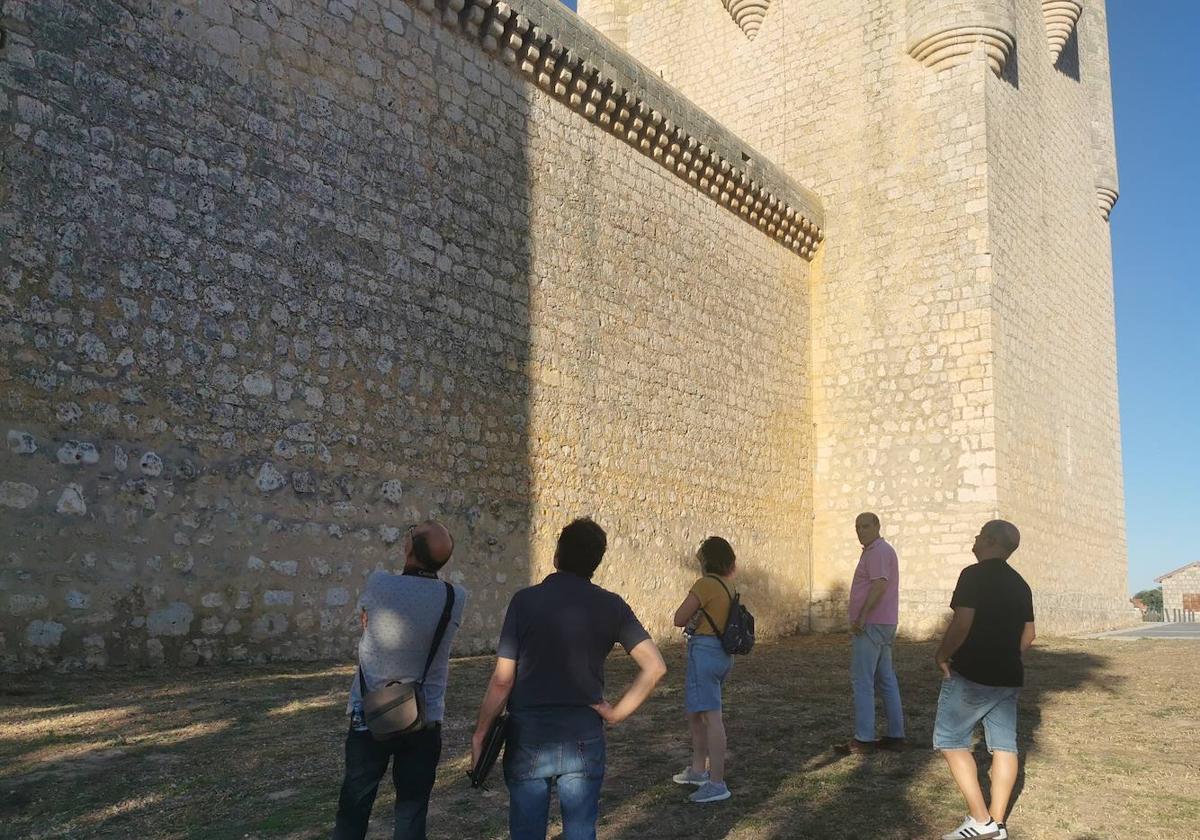 Miembros de la corporación, de la Asociación el Castillo y vecinos contemplando las grietas de la fortaleza.