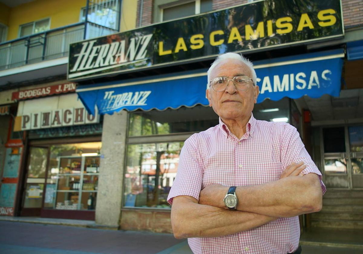 Ángel Arribas posa ante 'Herranz. Las Camisas'.