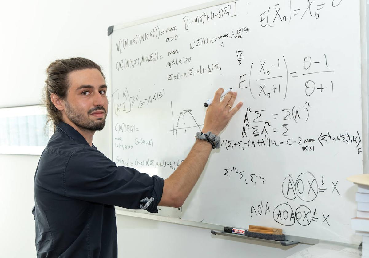 Alberto González Sanz durante la sesión de fotos para el premio Vicent Caselles.