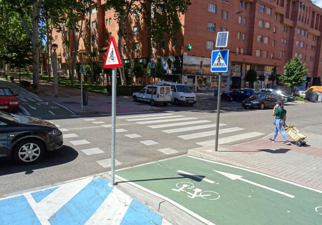 Paso del carril bici en la calzada de la calle Mateo Seoane Sobral, donde se produjo el accidente del miércoles.