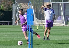 Pezzolano observa atentamente a Iván Sánchez durante el entrenamiento.