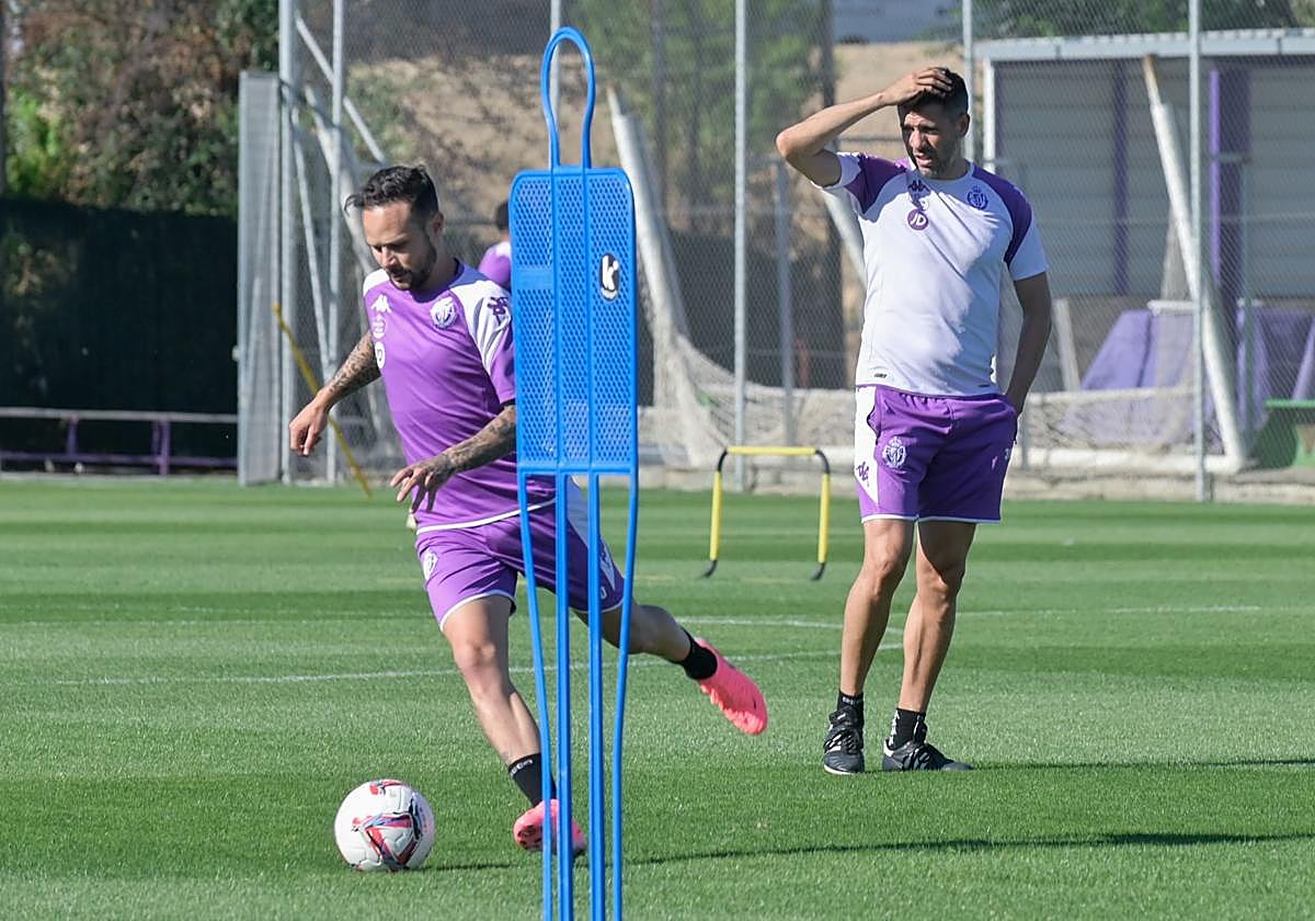 Pezzolano observa atentamente a Iván Sánchez durante el entrenamiento.
