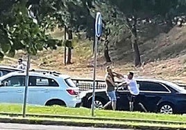 Momento en el que uno de los conductores propina un puñetazo al otro junto a la avenida de Salamanca.