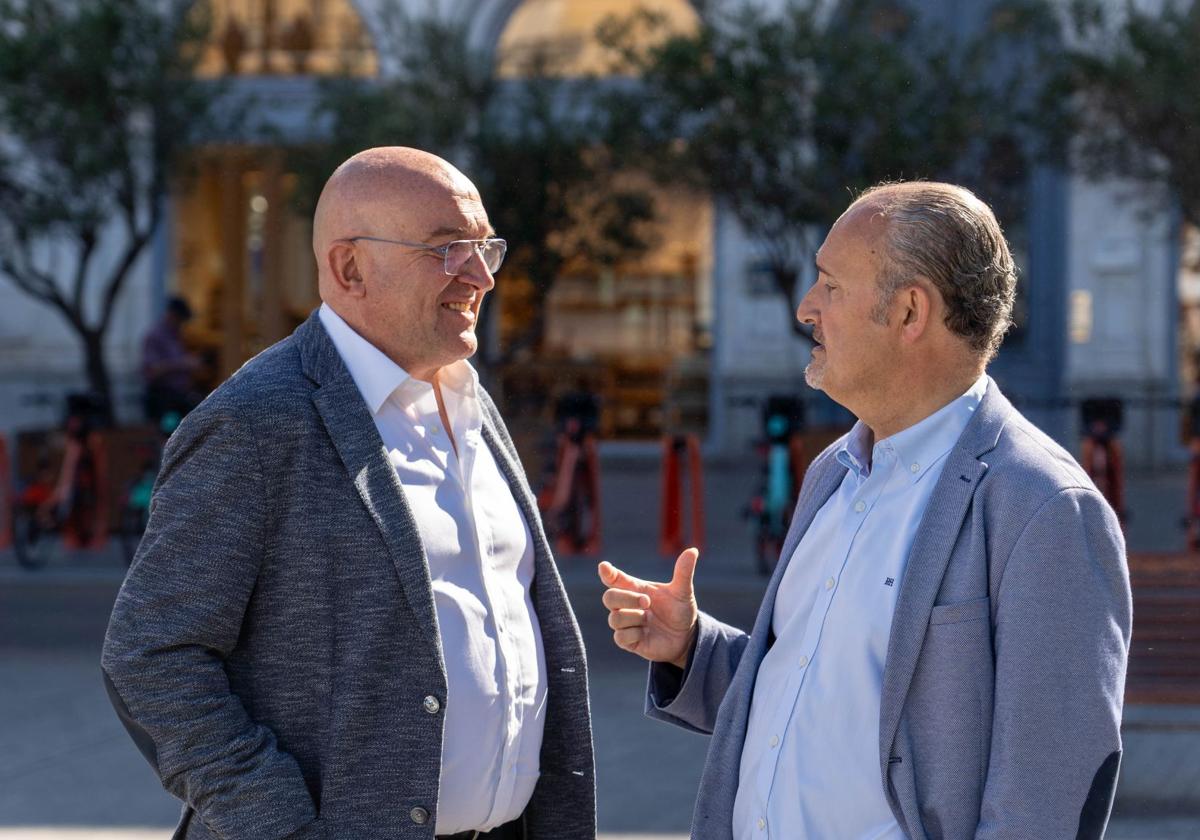 Jesús Julio Carnero (PP) y Alberto Cuadrado (Vox) charlan tras un acto municipal este viernes por la mañana.