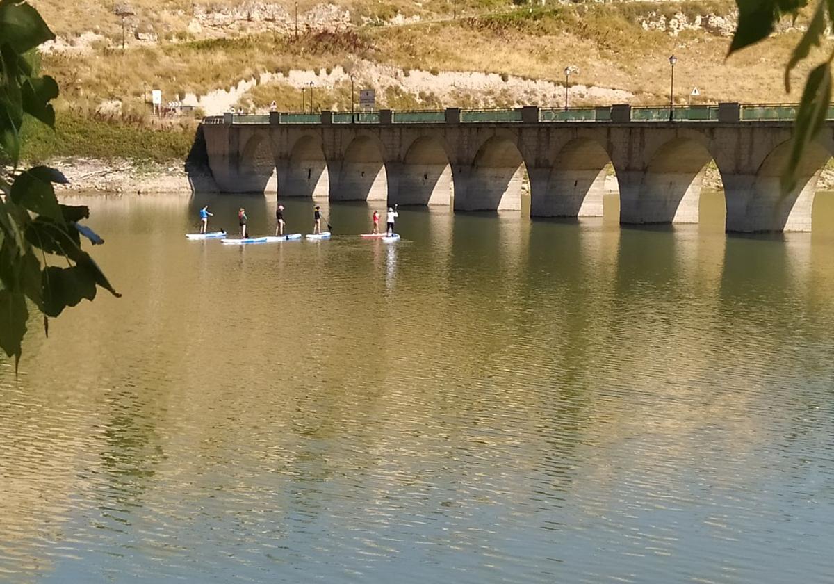 Un grupo de personas, en el embalse de Linares del Arroyo.