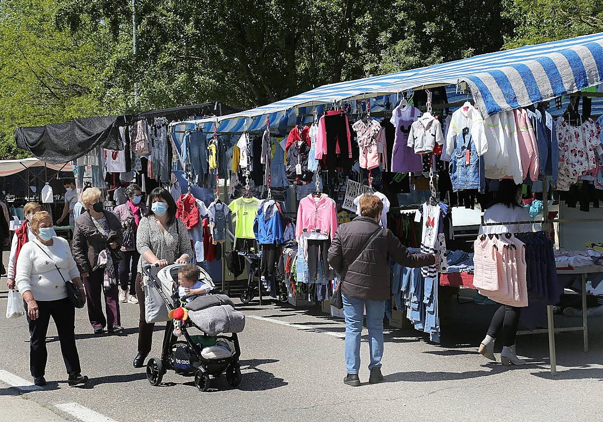 Mercadillo en el Paseo de la Julia.
