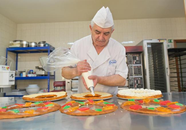 Carlos rellena de nata sus últimos roscones.