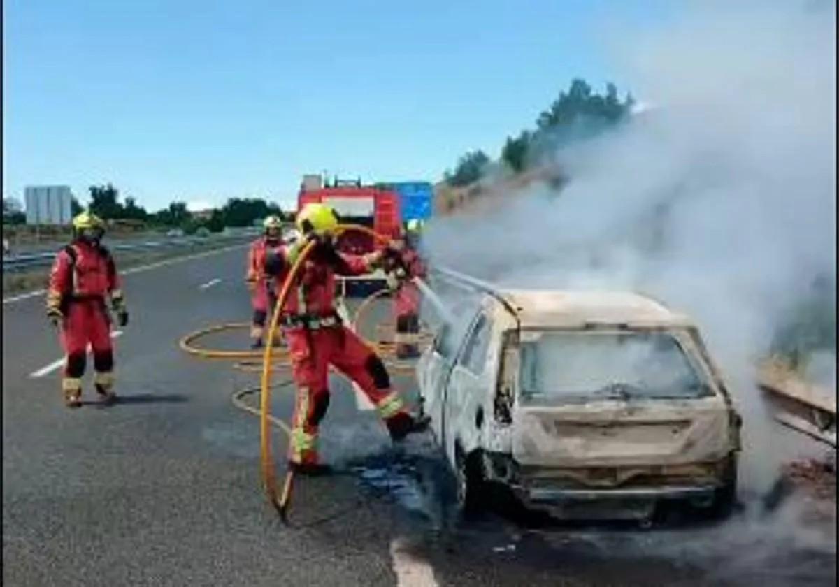 Susto en la A-60: un coche arde en la autovía entre León y Valladolid