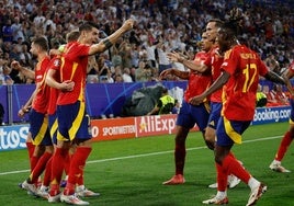 Los jugadores de la selección española celebran el segundo gol del combinado español durante el partido de semifinales de la Eurocopa de fútbol.