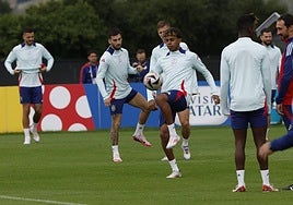 Lamine Yamal (c), durante el entrenamiento realizado este sábado, donde ela selección española prepara el partido de la final de la Eurocopa 2024.