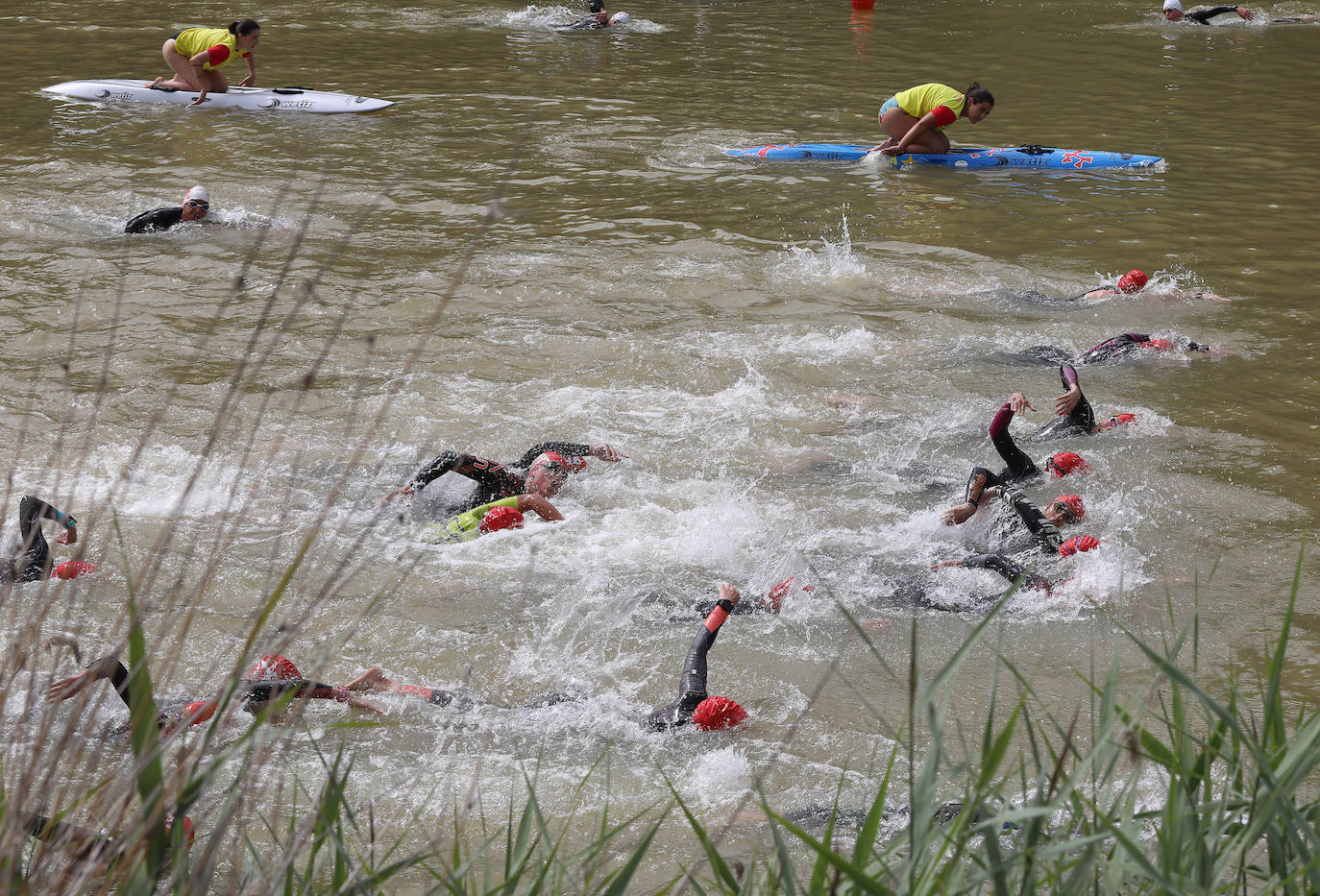 160 deportistas participan en el XXV Triatlón de Astudillo