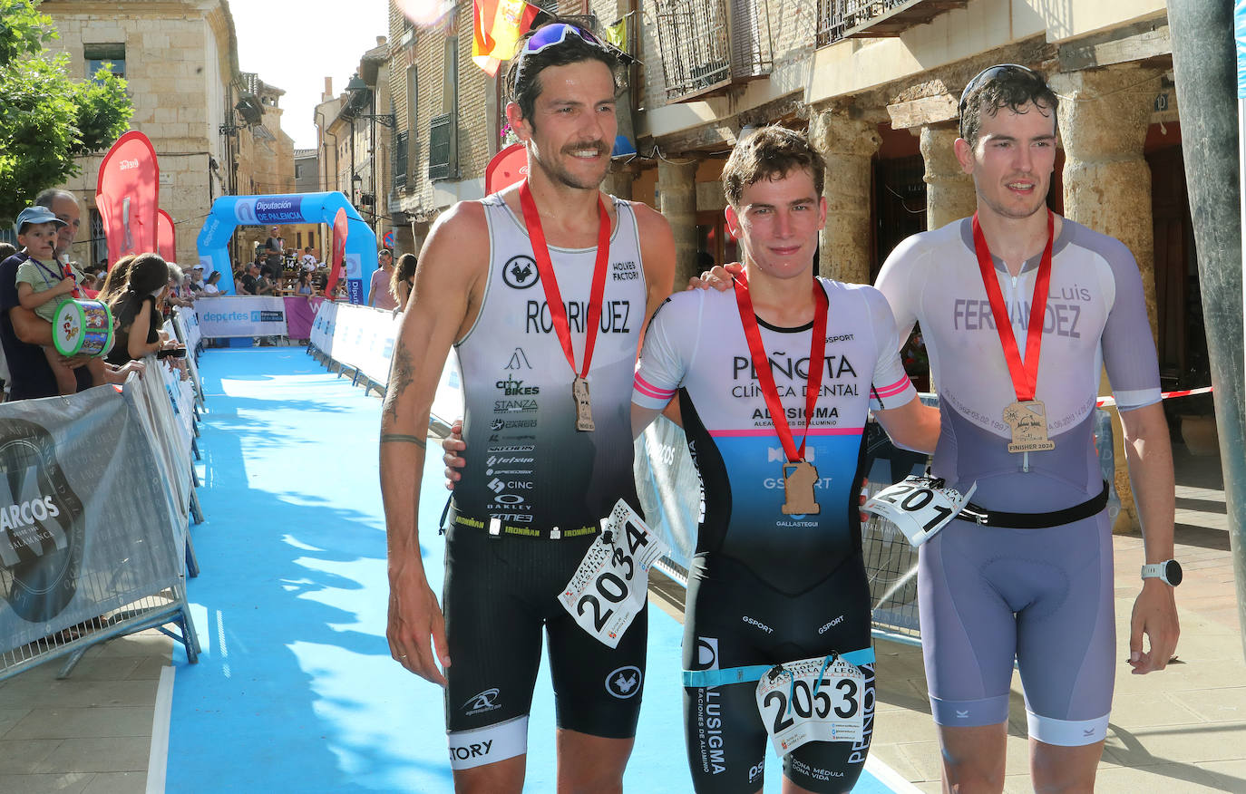 160 deportistas participan en el XXV Triatlón de Astudillo