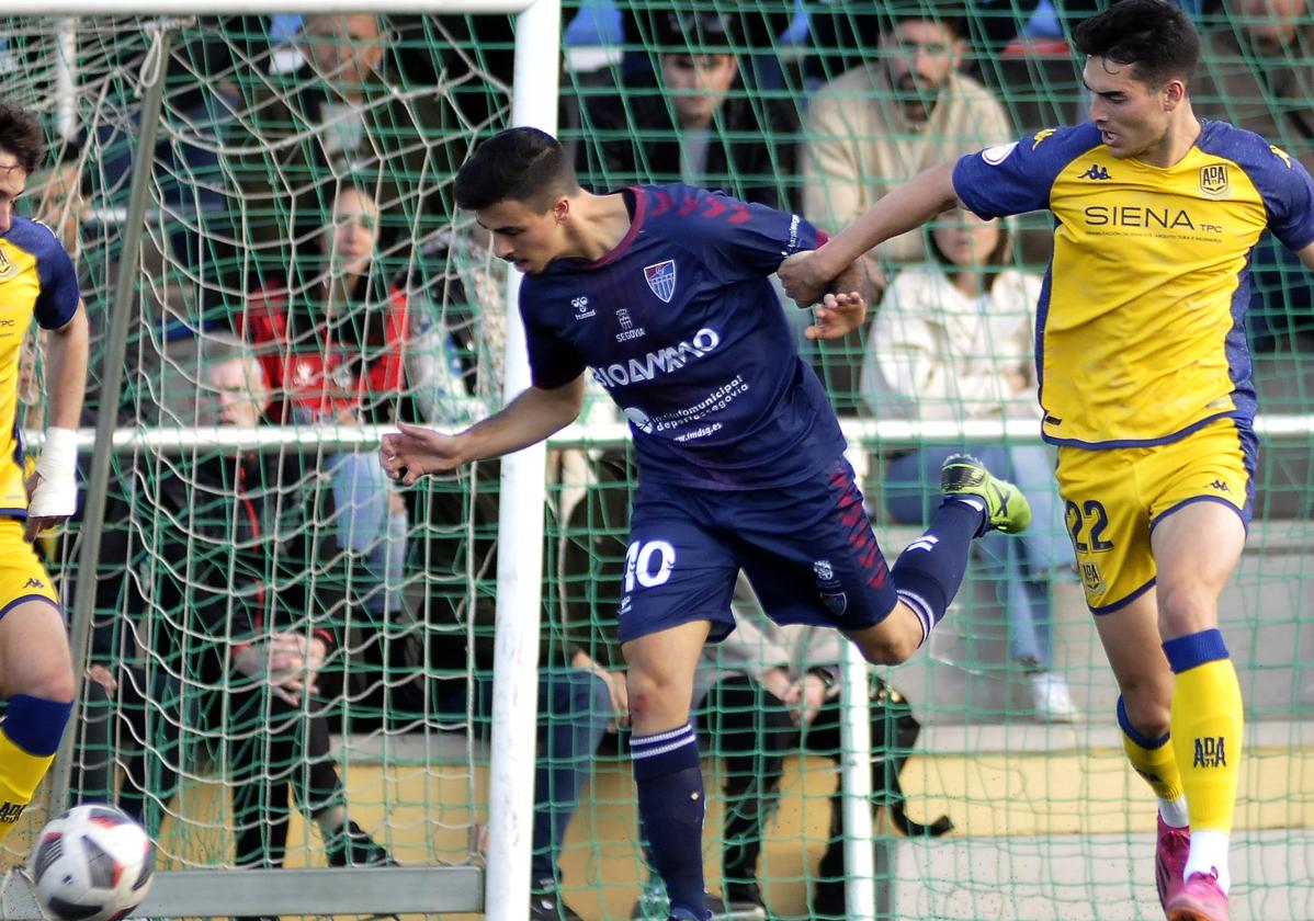 Miguel Berlanga pugna con Javi Borrego por una pelota cuando era jugador del Alcorcón B.