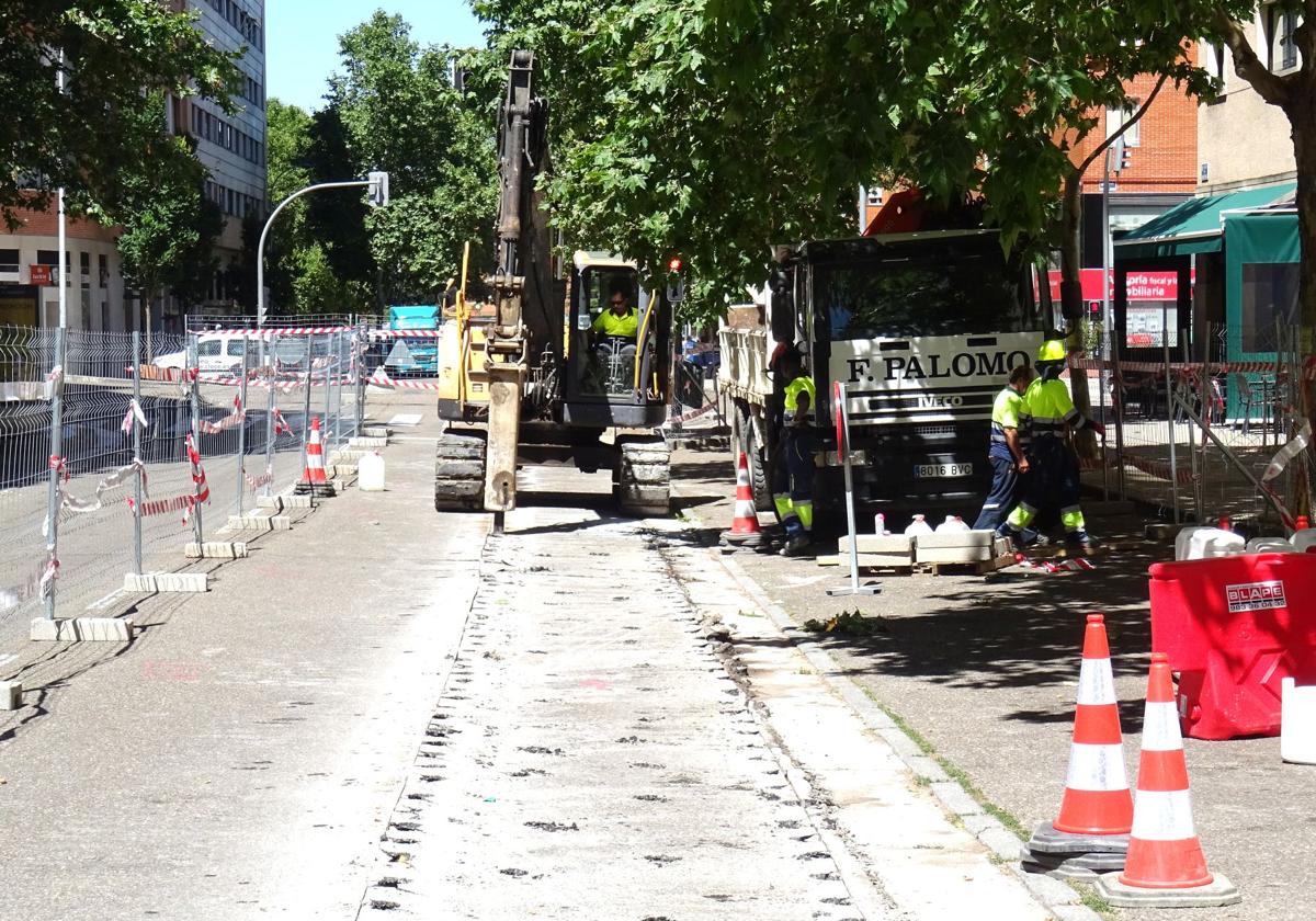 Obras de la red de calor en el tramo cortado de Manuel Silvela.