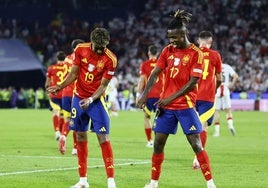 Lamine Yamal y Nico Williams, buenos amigos, celebran uno de los goles a Georgia