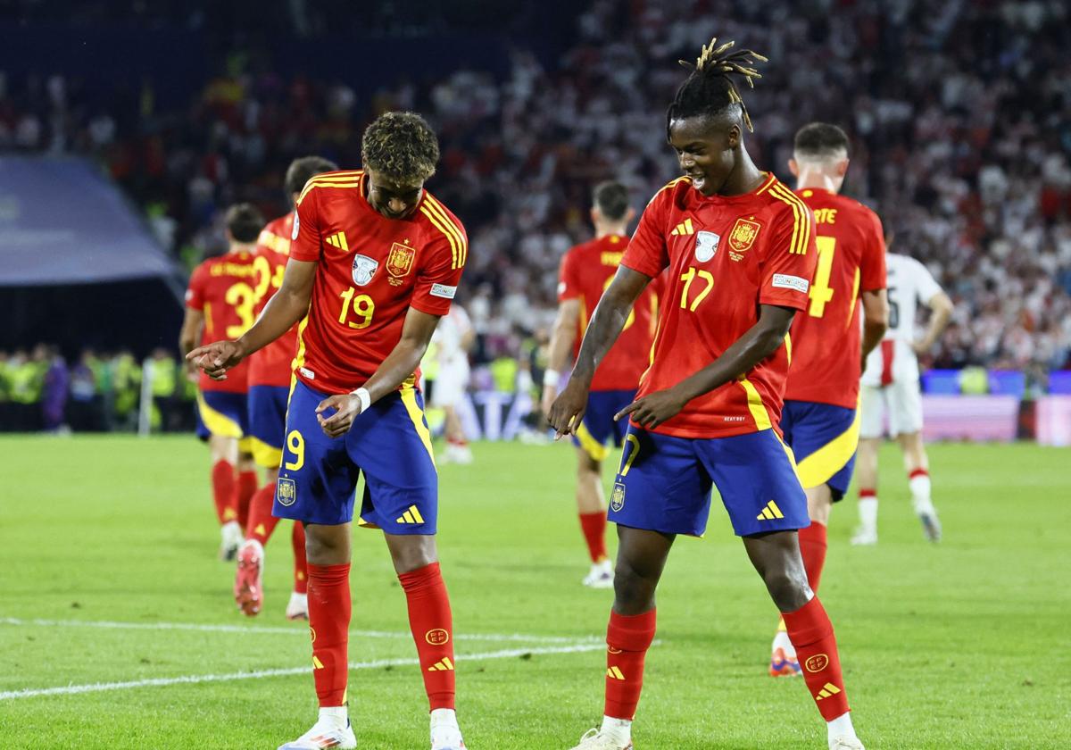 Lamine Yamal y Nico Williams, buenos amigos, celebran uno de los goles a Georgia