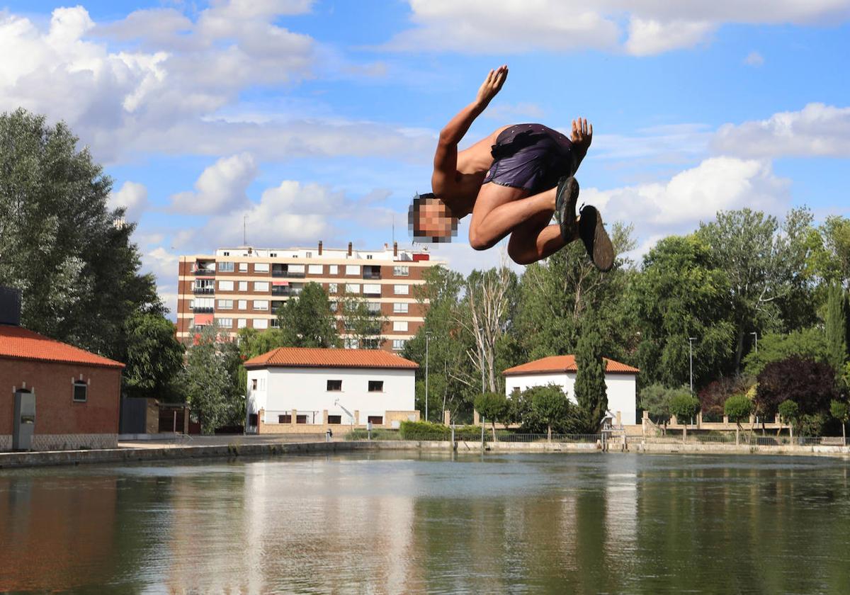 Un joven se lanza al Canal de Castilla en una imagen de archivo.