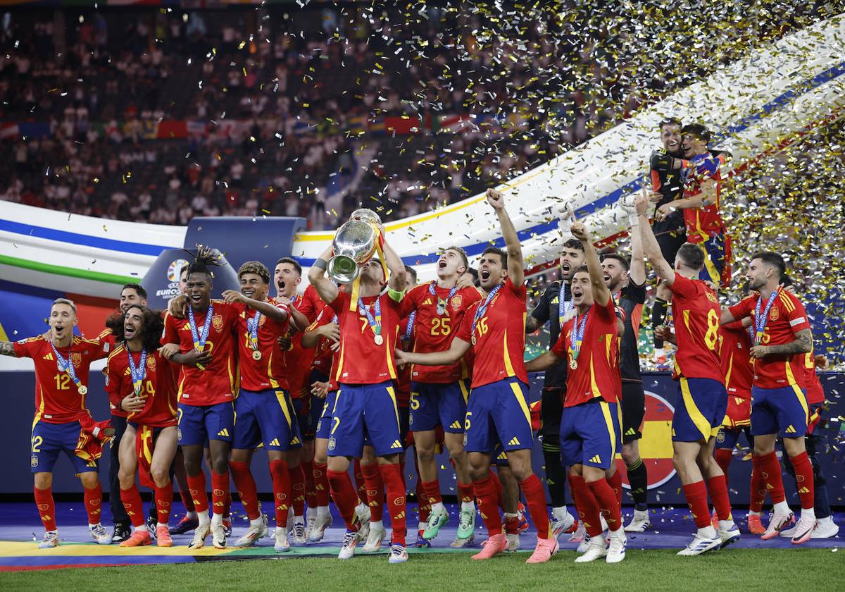 El capitán de la selección española Álvaro Morata (c) levanta el trofeo junto a sus compañeros durante la celebración de la victoria de la Eurocopa, tras vencer a Inglaterra.