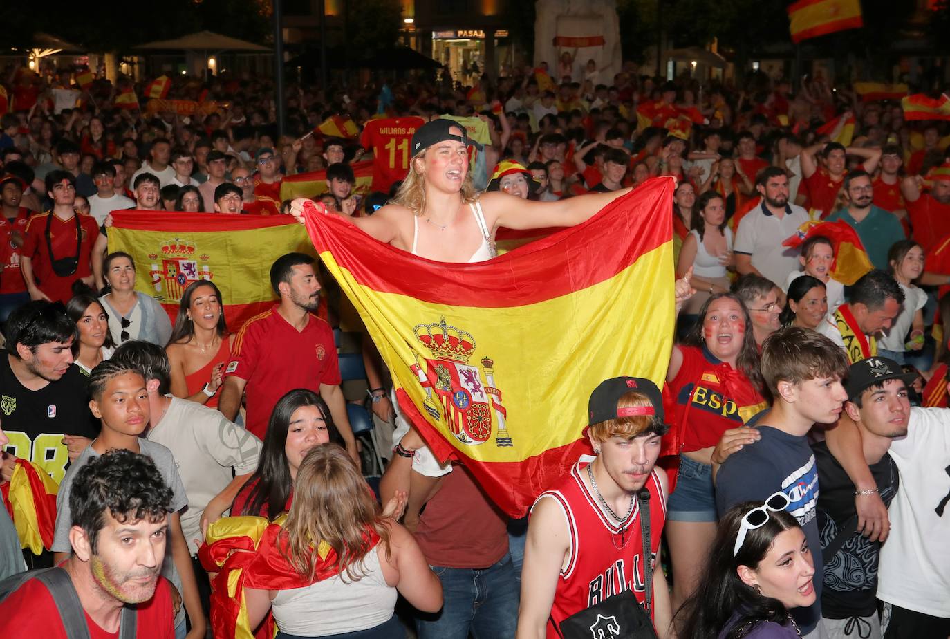 Así se celebró en la Plaza Mayor de Palencia el triunfo de España en la Eurocopa