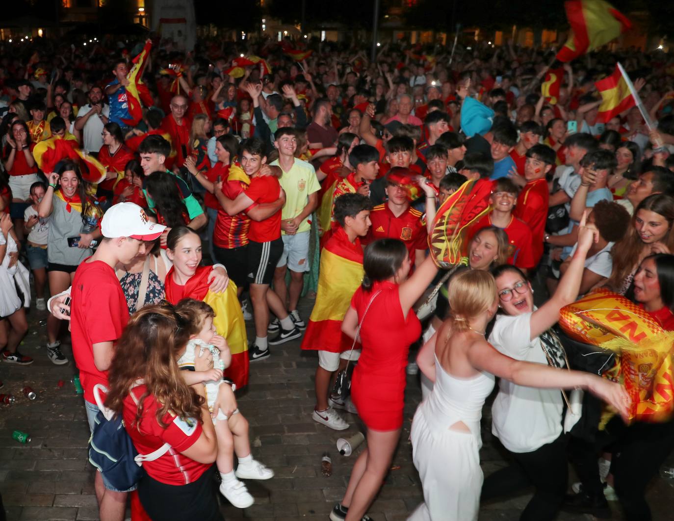 Así se celebró en la Plaza Mayor de Palencia el triunfo de España en la Eurocopa