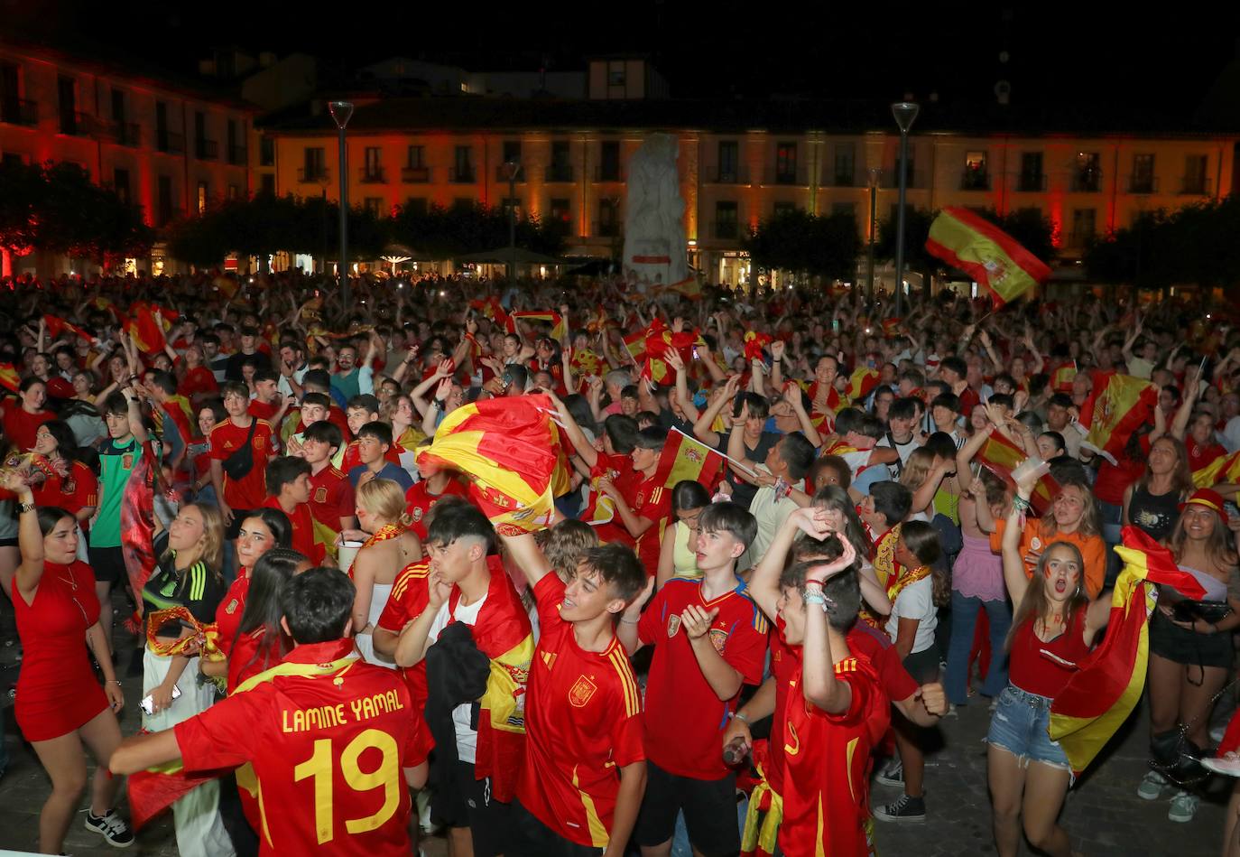 Así se celebró en la Plaza Mayor de Palencia el triunfo de España en la Eurocopa