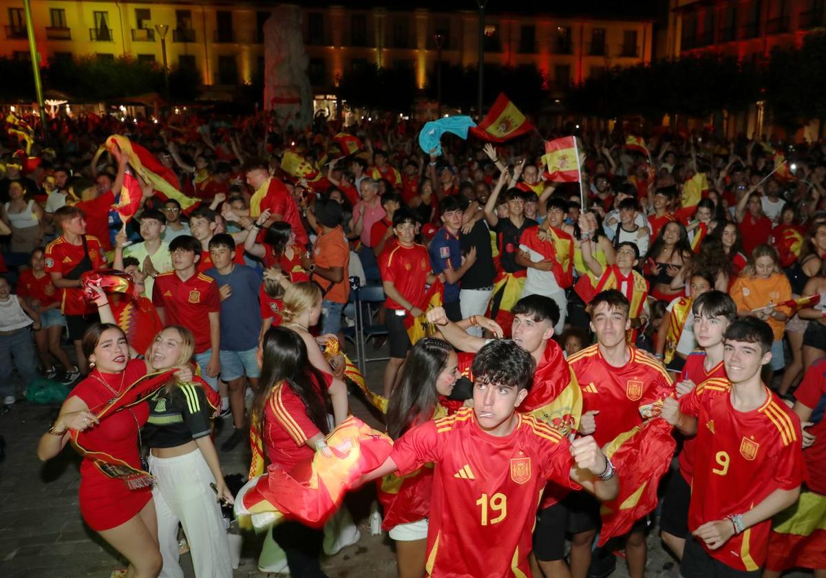 Así se celebró en la Plaza Mayor de Palencia el triunfo de España en la Eurocopa