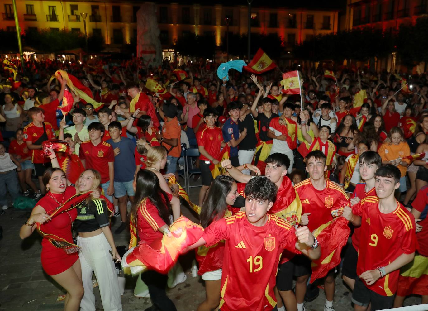 Así se celebró en la Plaza Mayor de Palencia el triunfo de España en la Eurocopa