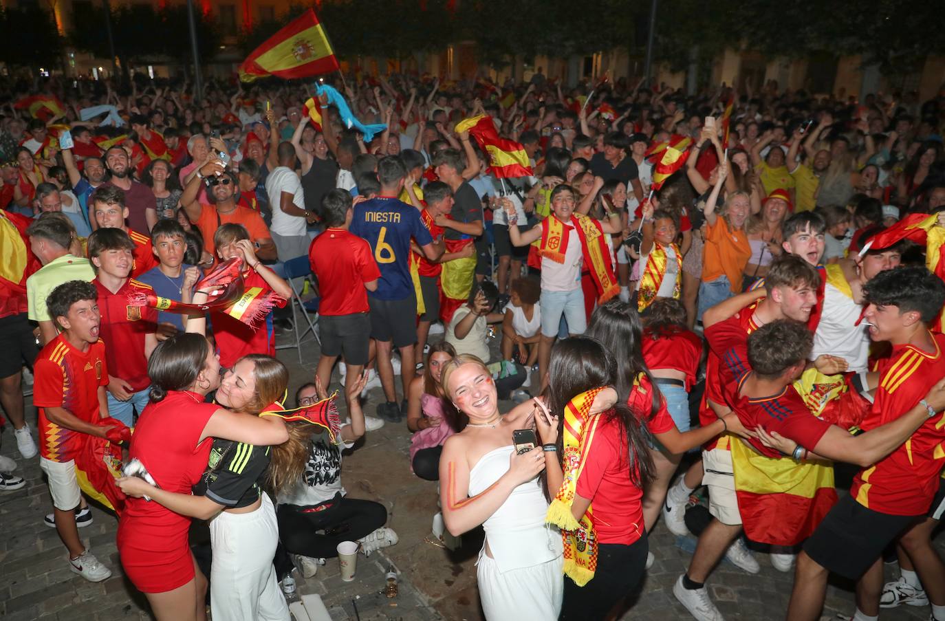 Así se celebró en la Plaza Mayor de Palencia el triunfo de España en la Eurocopa