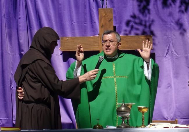 El fraile Antonio Benéitez oficia la misa en la pradera de Las Moreras.