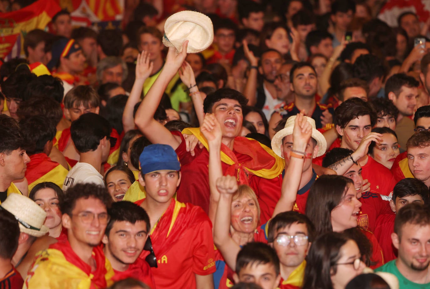 Las imágenes del espectacular ambiente en Recoletos para ver la final de la Eurocopa