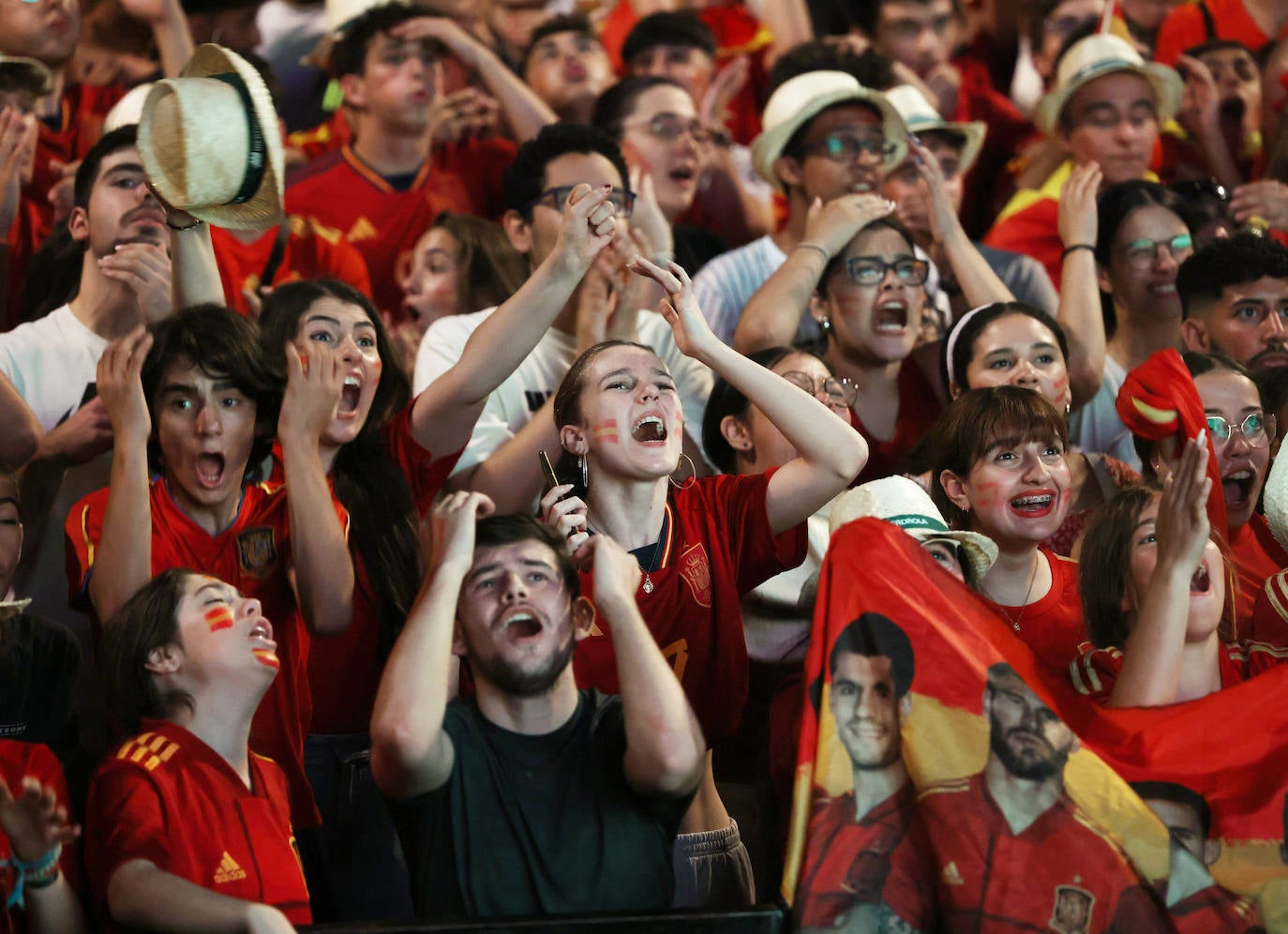 Las imágenes del espectacular ambiente en Recoletos para ver la final de la Eurocopa