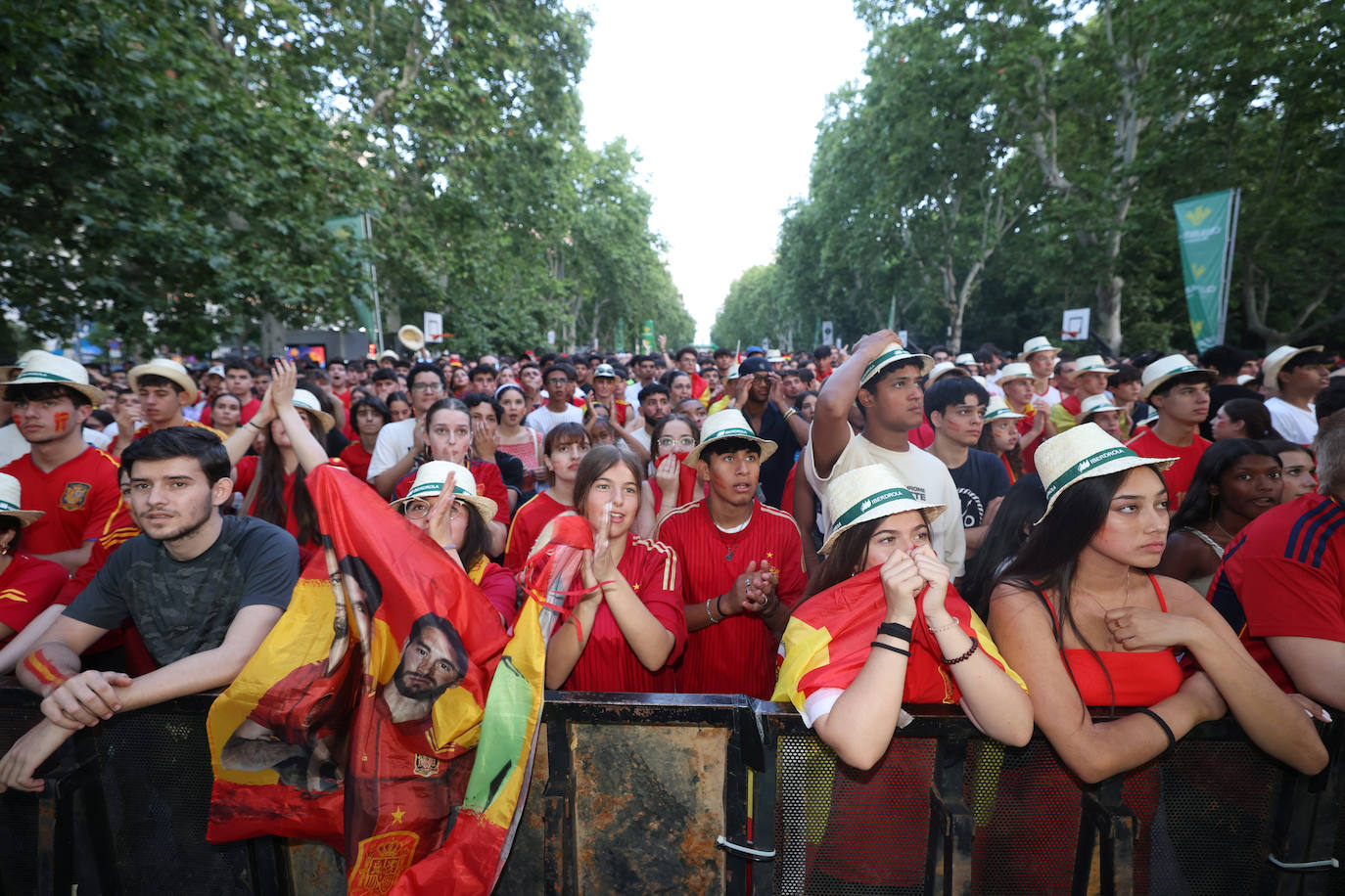 Las imágenes del espectacular ambiente en Recoletos para ver la final de la Eurocopa