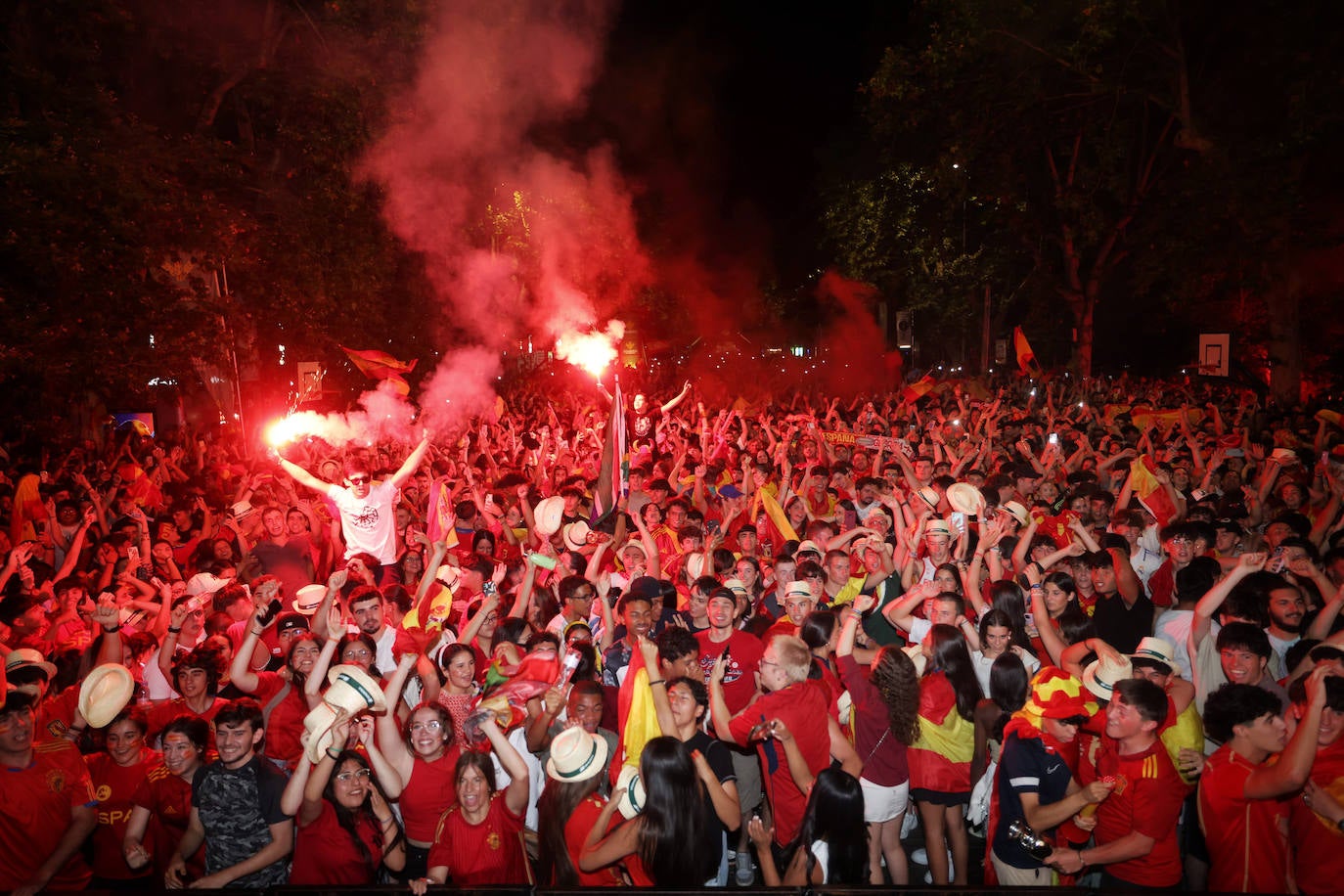 Las imágenes del espectacular ambiente en Recoletos para ver la final de la Eurocopa