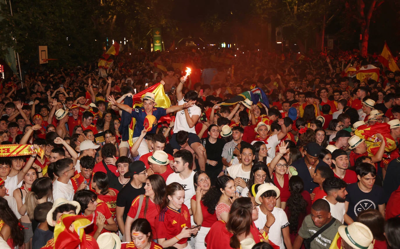 Las imágenes del espectacular ambiente en Recoletos para ver la final de la Eurocopa