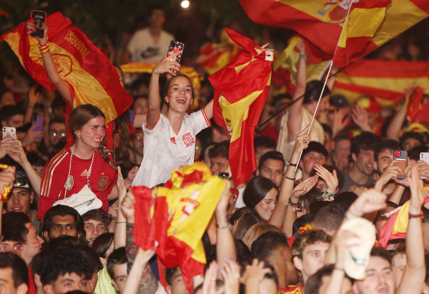 Las imágenes del espectacular ambiente en Recoletos para ver la final de la Eurocopa