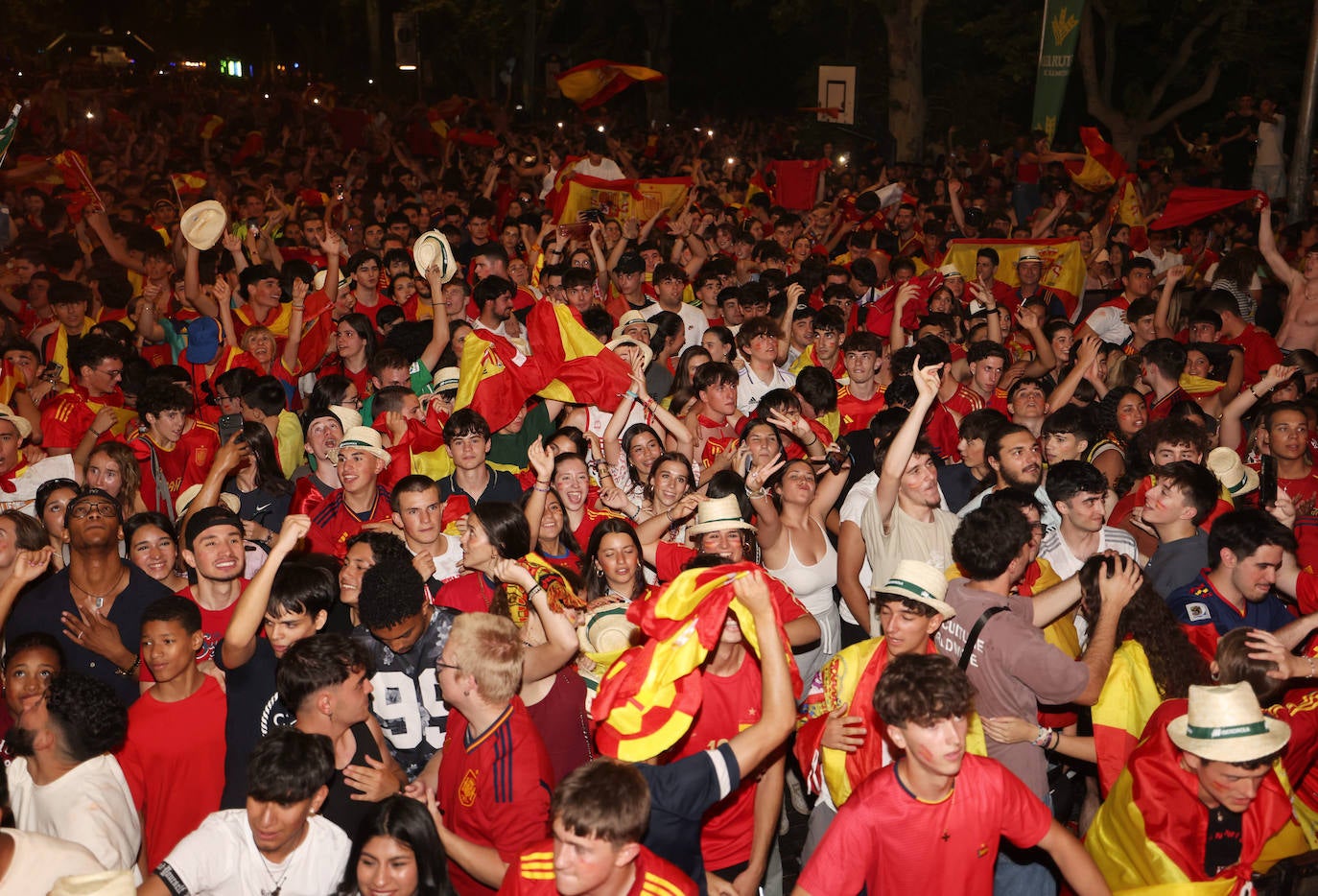 Las imágenes del espectacular ambiente en Recoletos para ver la final de la Eurocopa