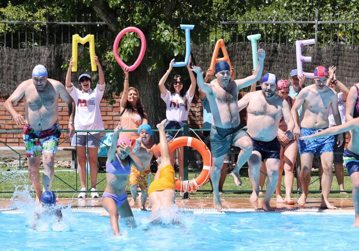 Zambullida en la piscina de Juan de Austria en el acto para recaudar fondos para combatir la esclerosis múltiple.