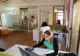 Varias mujeres trabajan en el espacio de coworking en Espirdo.