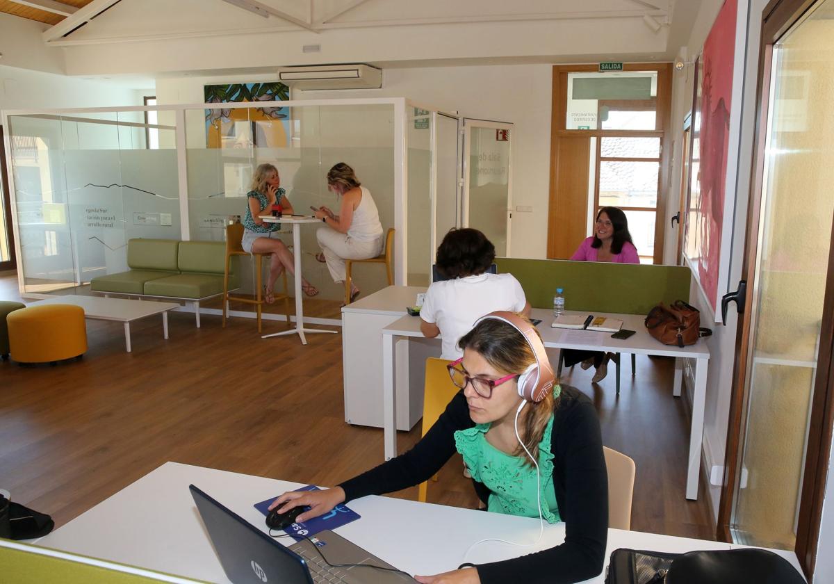 Varias mujeres trabajan en el espacio de coworking en Espirdo.