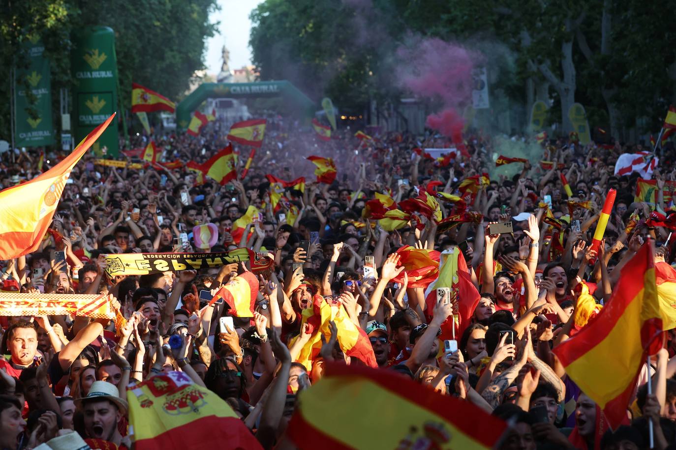 Las imágenes del espectacular ambiente en Recoletos para ver la final de la Eurocopa