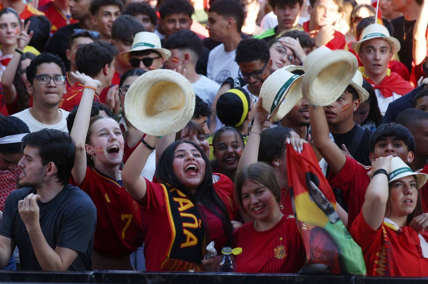 Las imágenes del espectacular ambiente en Recoletos para ver la final de la Eurocopa