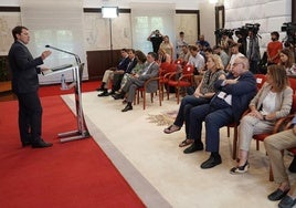 Alfonso Fernández Mañueco comparece tras la ruptura del Gobierno. En primera fila, los consejeros del PP en vigor en ese momento: Juan Carlos Suárez-Quiñones, Carlos Fernández Carriedo, María González Corral, Luis Miguel González Gago, Isabel Blanco, Alejandro Vázquez y Rocío Lucas.