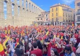 Cientos de personas, en la plaza del Azoguejo, a minutos de empezar la final de la Eurocopa.