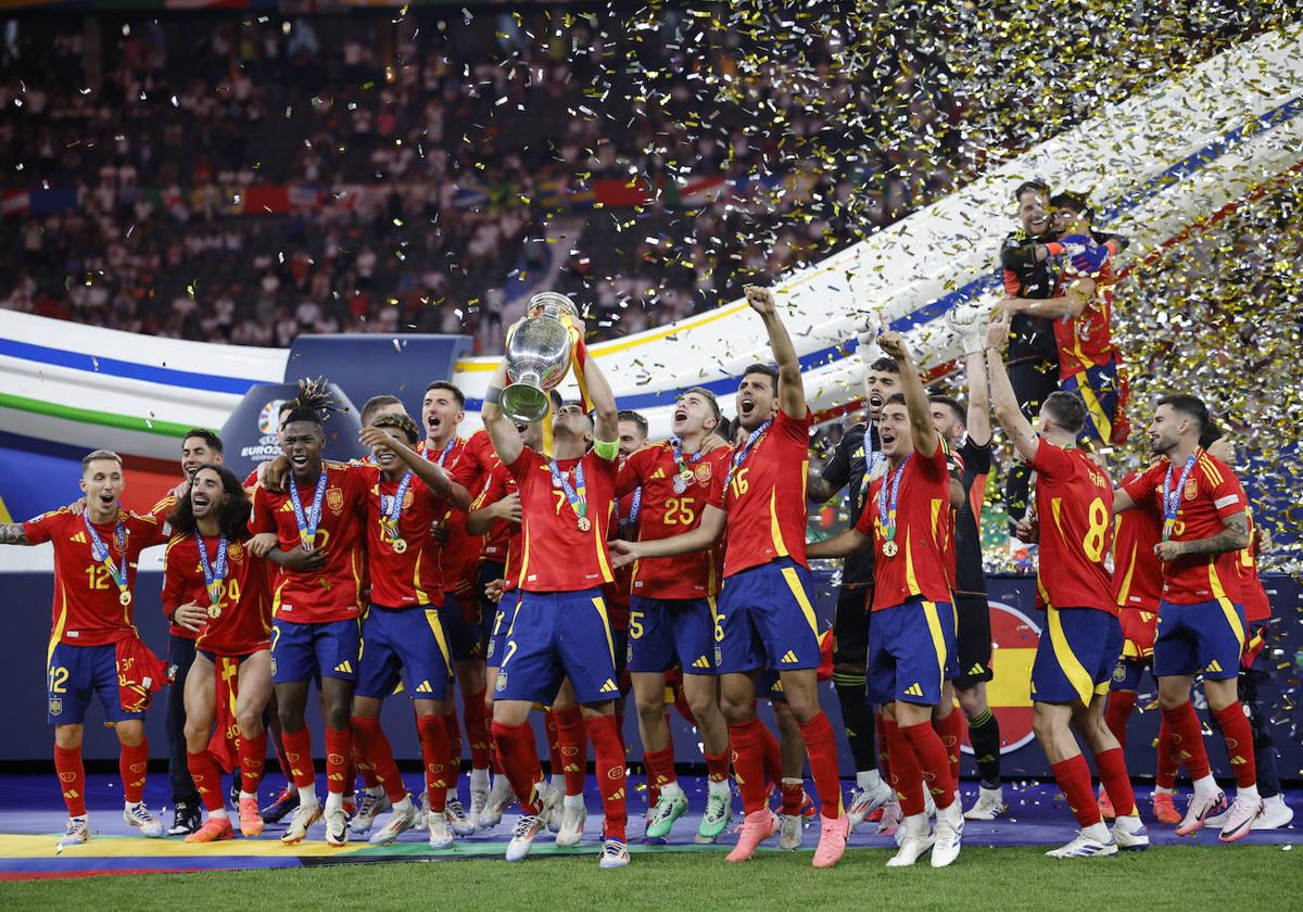 Álvaro Morata (c) levanta el trofeo junto a sus compañeros durante la celebración de la victoria de la Eurocopa, tras vencer a Inglaterra.