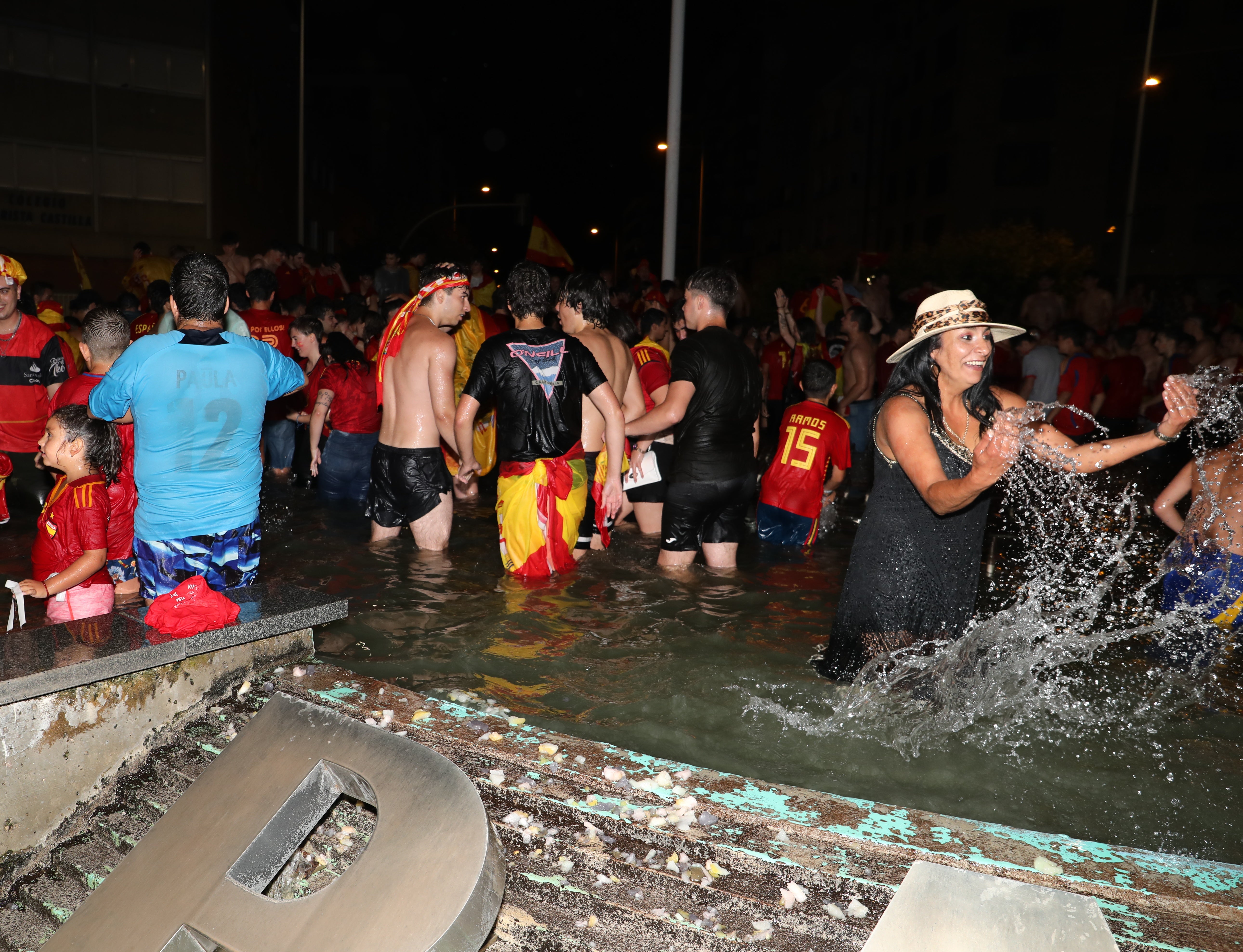 Palencia se baña en la fuente de la plaza de España para celebrar la Eurocopa