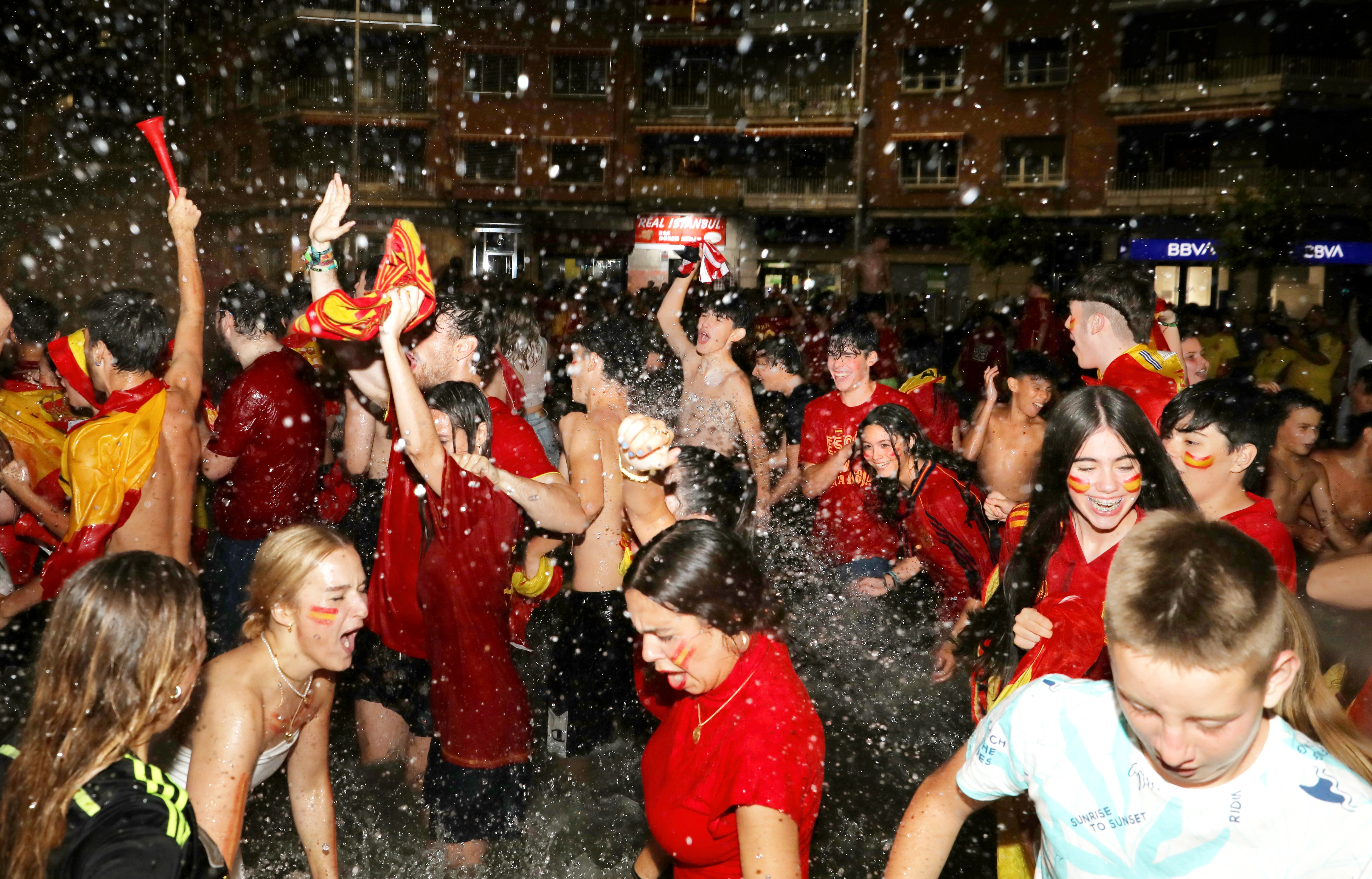 Palencia se baña en la fuente de la plaza de España para celebrar la  Eurocopa | El Norte de Castilla