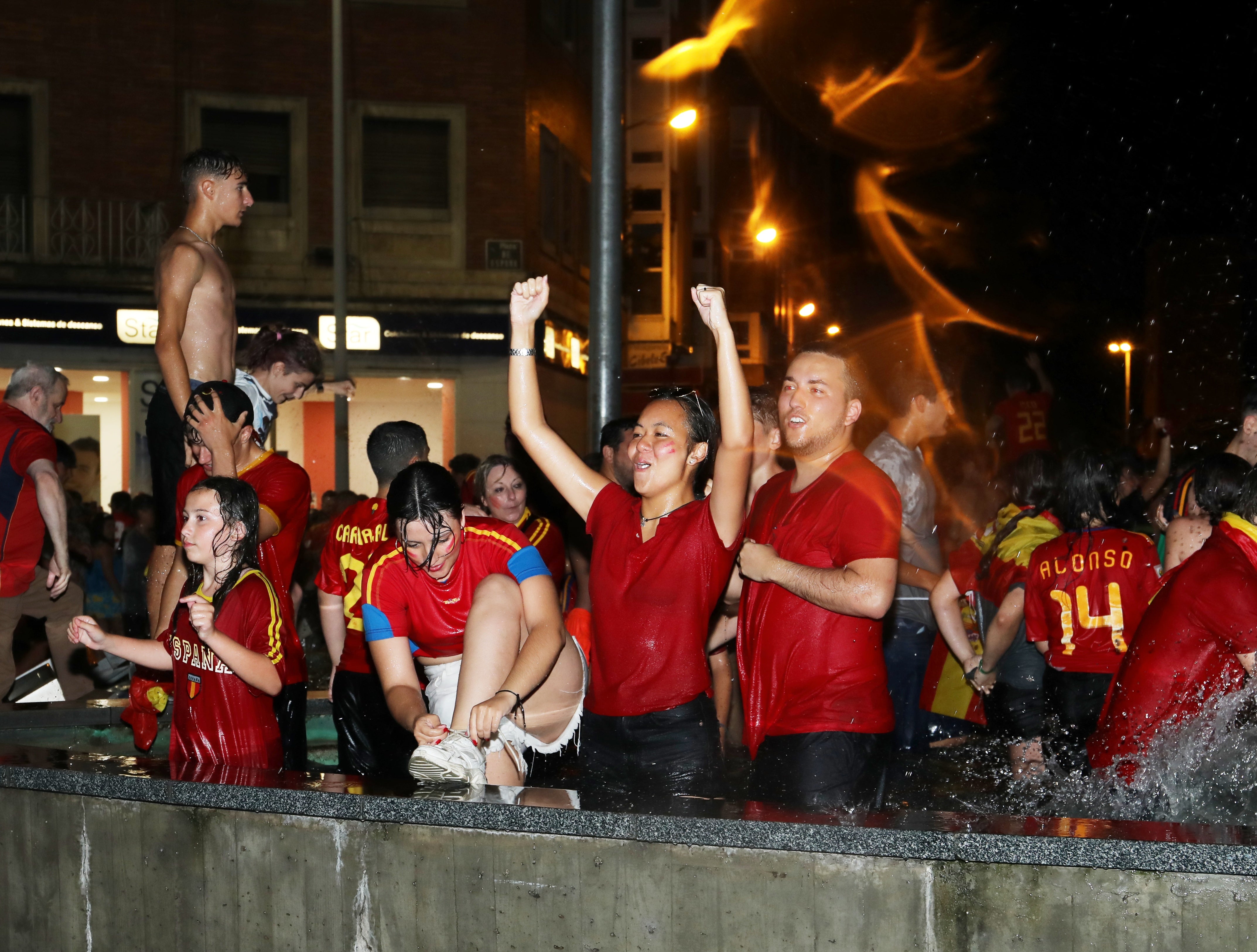 Palencia se baña en la fuente de la plaza de España para celebrar la Eurocopa