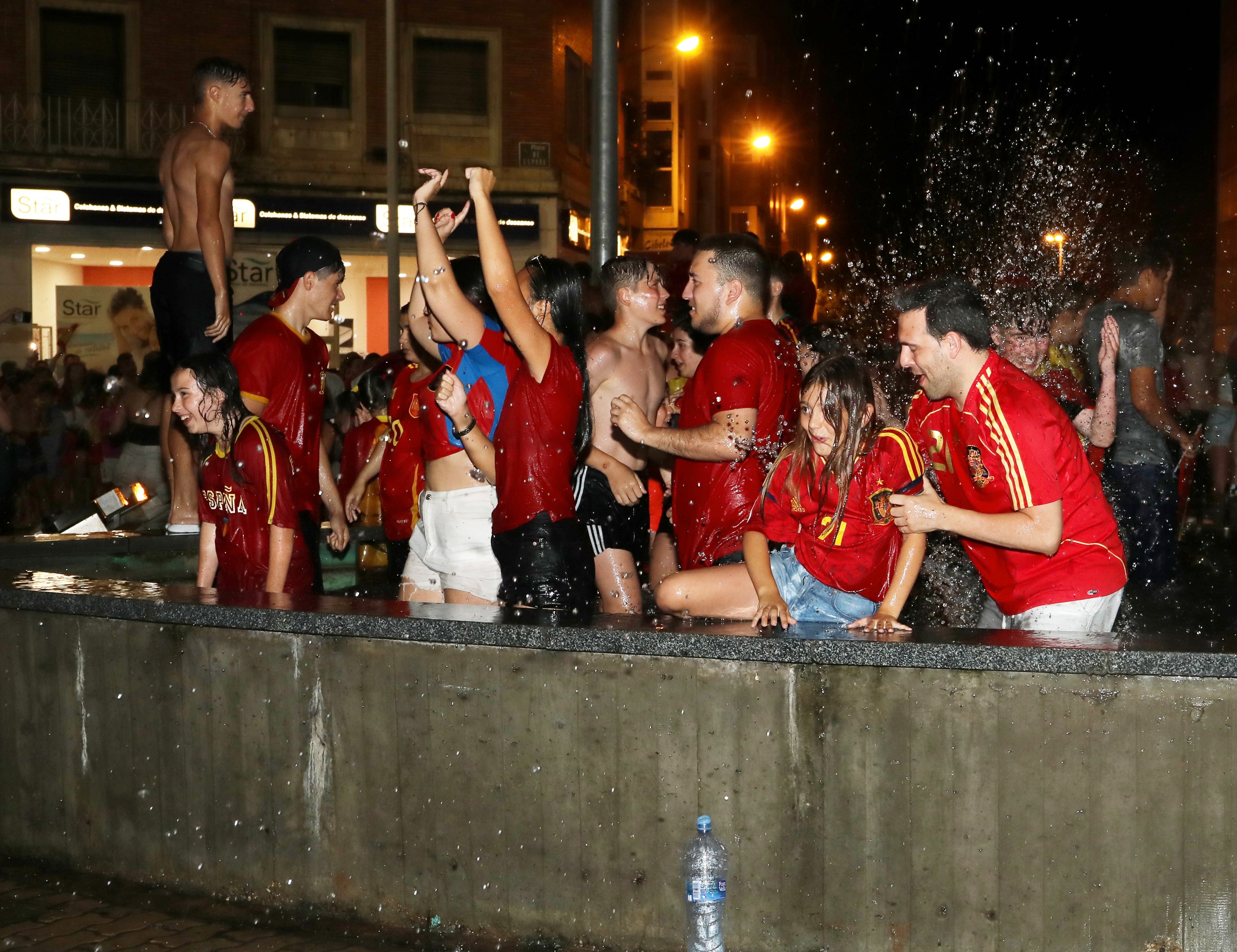 Palencia se baña en la fuente de la plaza de España para celebrar la Eurocopa